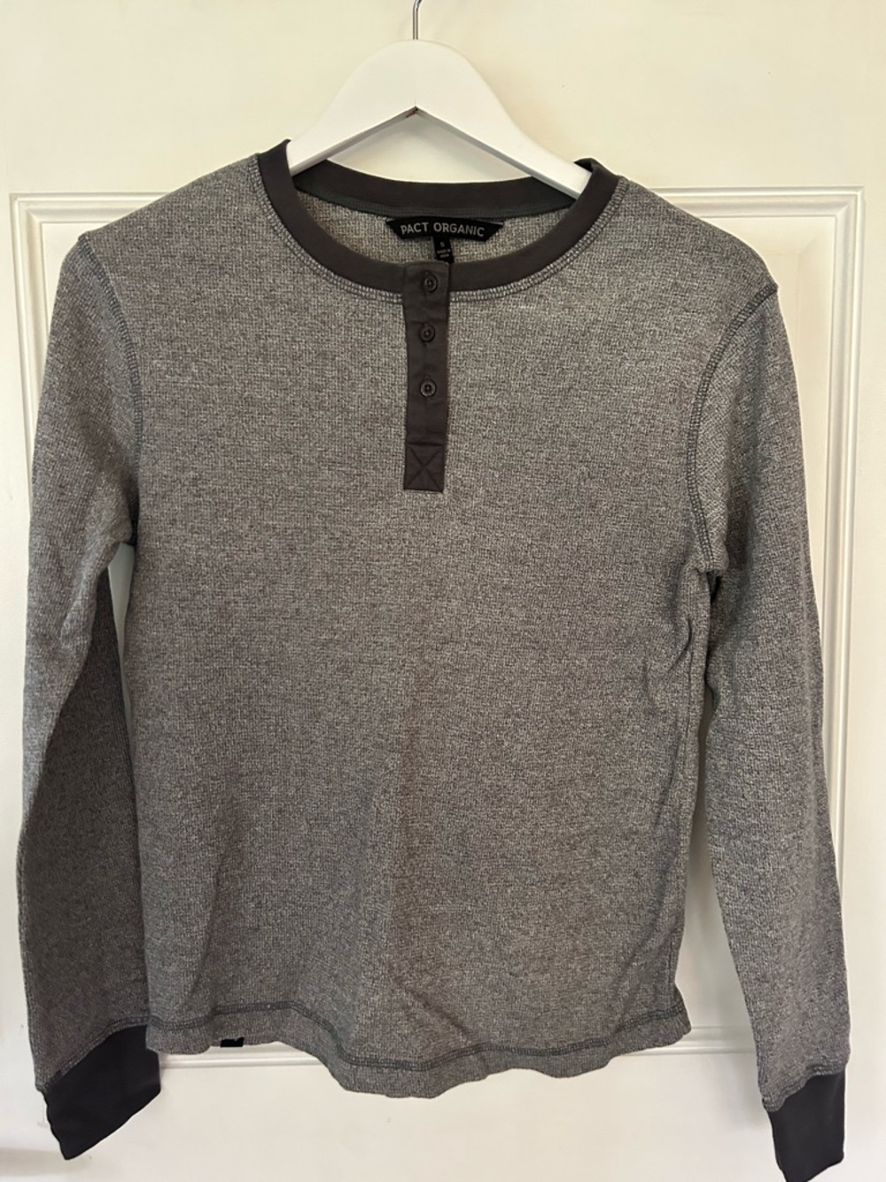 Pact Organic Men's Gray Long-Sleeve Henley